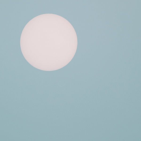 Soleil sur un fond bleu clair par Art by Jeronimo