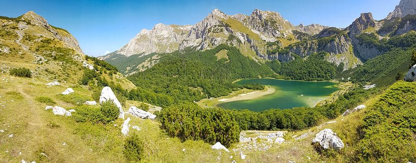 Des montagnes intactes dans le parc national de Sutjeska - la nature comme elle ne peut guère être plus authentique avec le lac Herzsee par Miriam Schwarzfischer Fotografie