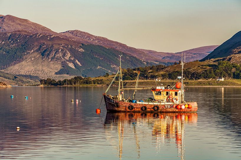 Un bateau de pêche sur le Loch Broom près d'Ullapool en Écosse par Werner Dieterich