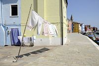 Doorkijkje met wapperend wasgoed.