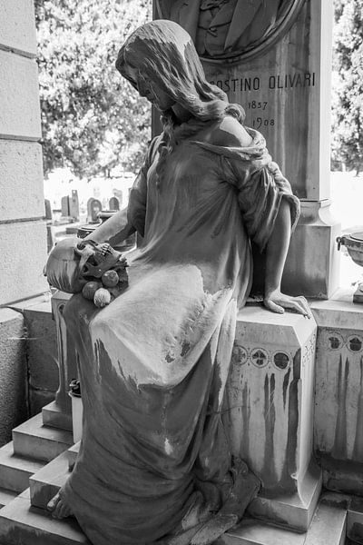 Dame mit Totenschädel von Joost Adriaanse