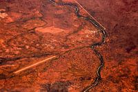 Sich windende Lebenslinie aus rostiger Erde