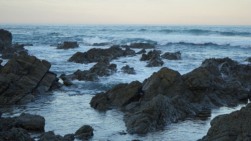 felsiger Einlass in der Abenddämmerung von Wendy Grace