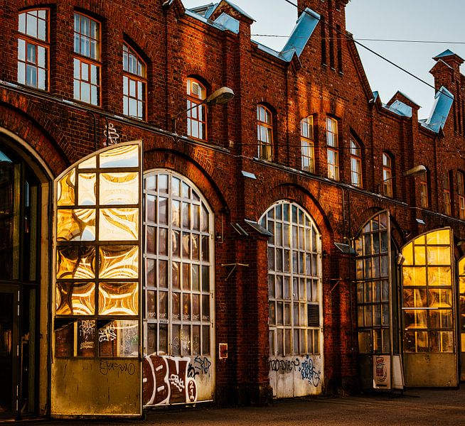 Brique rouge &amp; lumière dorée – Halle industrielle aux fenêtres cintrées par Studio Grille-Pain – Création Photo
