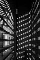 Zwart-wit abstractie van een kantoorgebouw