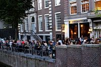 Terras aan de gracht
