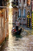 Gondel in de grachten van Venetie, Italie