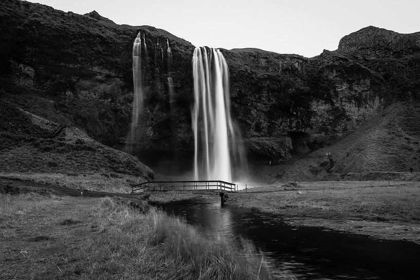Seljalandsfoss zwart-wit van Louise Poortvliet