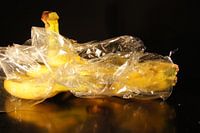 Bananen mit Plastikverpackung