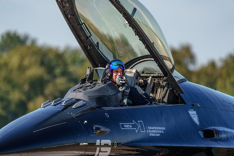 F-16 Demo piloot "Vrieske" in zijn Dream Viper. van Jaap van den Berg