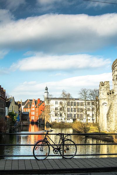 fiets tegen brug in Gent par I Baay