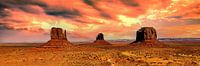 Panorama weite Landschaft Monument Valley in Arizona USA bei Sonnenuntergang