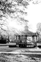 Oranjepark, parc de la ville, avec un vieux kiosque à musique à Apeldoorn Pays-Bas en noir et blanc