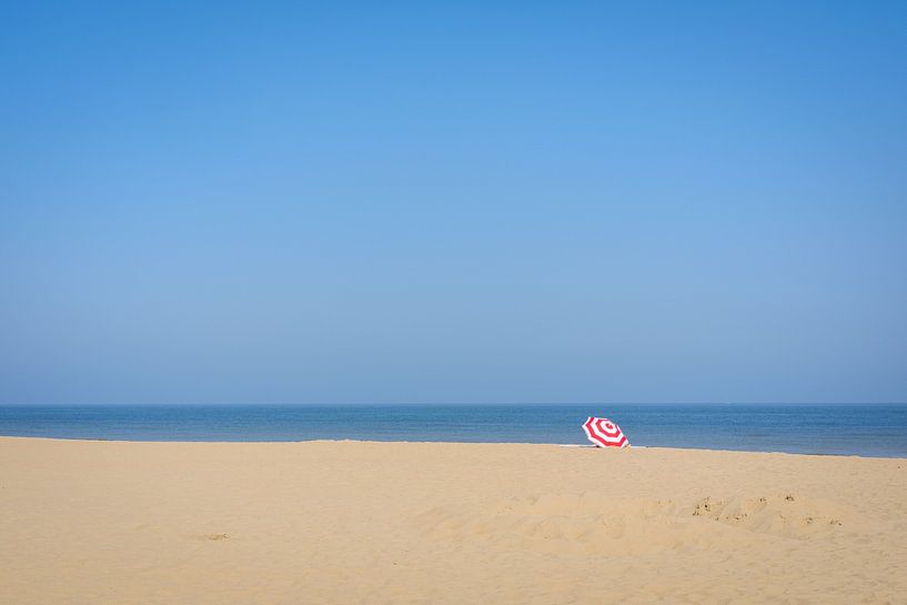 Sonnenschirm am Strand von Johan Vanbockryck
