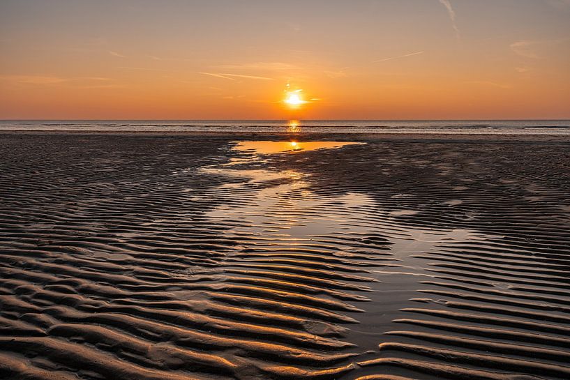 Strand bei Sonnenuntergang mit Spiegelung von Dafne Vos