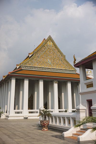 Discover Bangkok's Ancient Temples: Treasures of Spirituality and Art by Ken Tempelers
