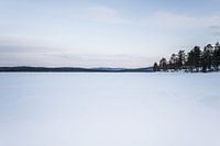 Vide d'un lac finlandais gelé.