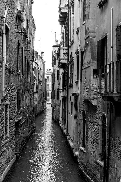 Schmaler Kanal in Venedig von Albert Mendelewski