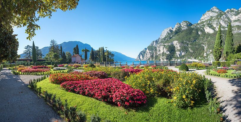 pictorial lakeside park Riva del Garda, station touristique du lac Gard par SusaZoom