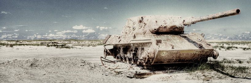 Tank on the beach by Jasper Scheffers