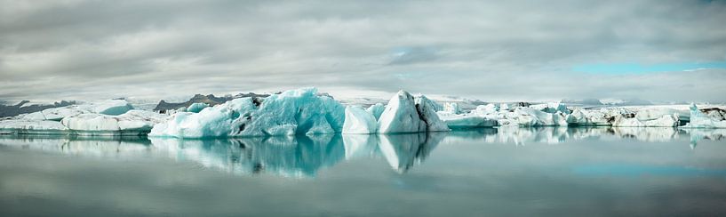 Icebergs flottant dans la lagune du glacier Jokulsalon en Islande par Sjoerd van der Wal Photographie