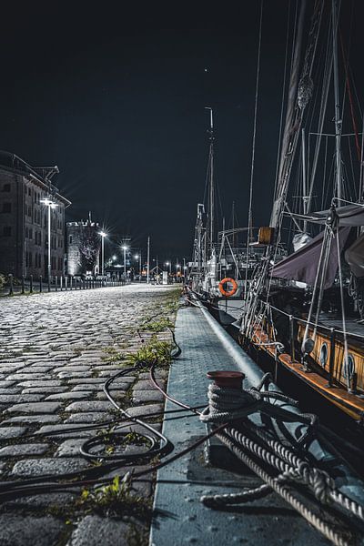 Hafenstraße (night) by Sebastian Witt