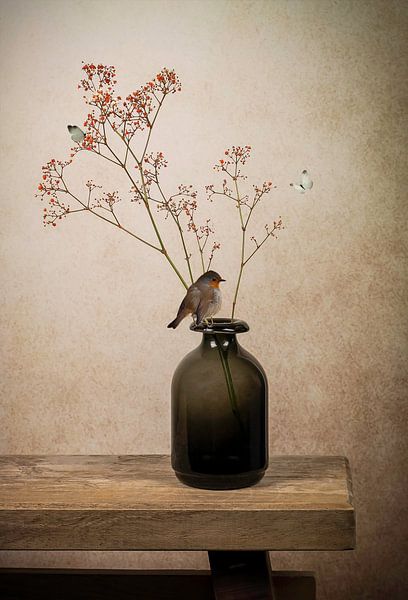 Modernes Stillleben: Vase mit Spatz von By Marjolein Design