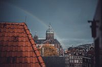 Regenbogen hinter der Sint-Nicolaaskerk, Amsterdam