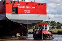 Der Schlepper Gyas begleitet den Kohlenzerstörer 1.