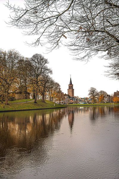 Le canal de la ville de Leeuwarden aux couleurs de l'automne en fin d'après-midi par Harrie Muis