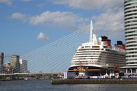 Le navire de croisière Disney embarque des passagers pour un voyage lointain