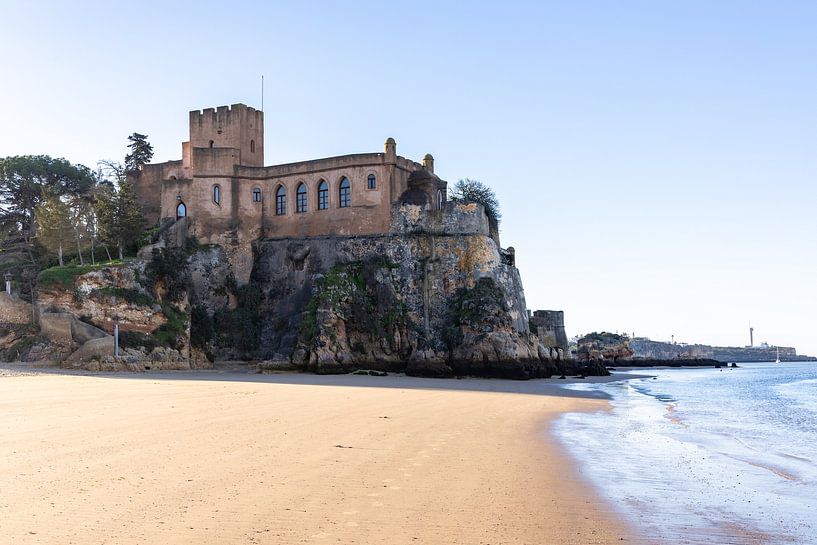 Praia da Angrinha, plage de sable avec vue sur le château de Ferragudo. Le matin dans la baie de Portimāo, Ferragudo, Algarve, Portugal par Fotos by Jan Wehnert