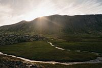 Die Sonne hinter den Bergen | Isländische Landschaft