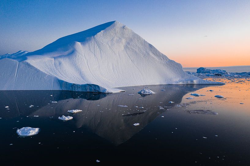 Pyramide de glace au coucher du soleil au Groenland par Martijn Smeets