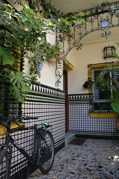 Veranda mit Fahrrad, Pflanzen und Fliesen in Sevilla von My Footprints