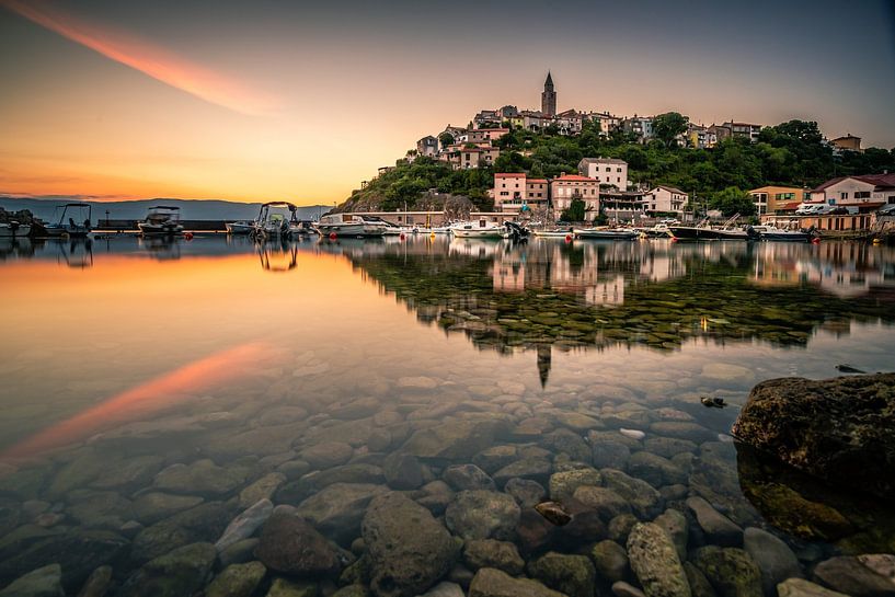 Vrbnik sur Krk un village de montagne en Croatie avec le port au lever du soleil par Fotos by Jan Wehnert