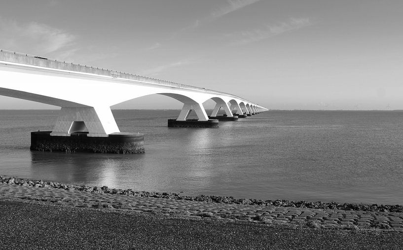 Pont de Zeeland en noir et blanc. par Jose Lok