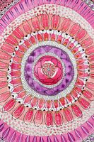 Abstraktes Aquarell mit konzentrischen Kreisen und floralen Motiven