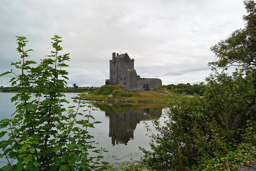 Le château de Dunguaire se dresse près de Kinvara, dans le sud du comté de Galway en Irlande. par Babetts Bildergalerie