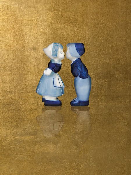 Delft blue kissing couple. Man and woman, gold by Mijke Konijn