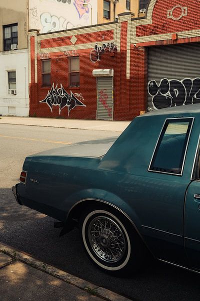 Straatstijl en graffiti: klassieke auto voor Brooklyn muur van NZME Photography