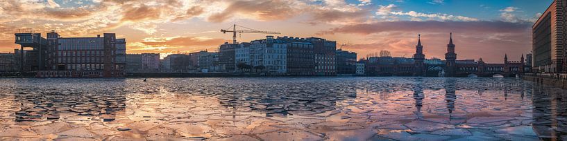 Berlin Mediaspree Panorama en hiver au coucher du soleil par Jean Claude Castor