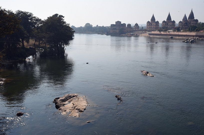 Blick auf den Fluss Betwa und die königlichen Chhatris von Orchha, Indien von Rini Kools