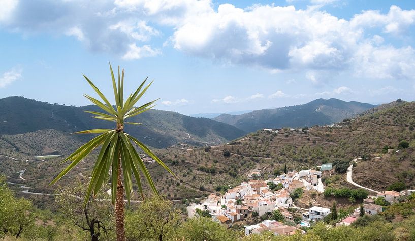 Berglandschaft mit weißem Dorf in Andalusien von Alice's Pictures