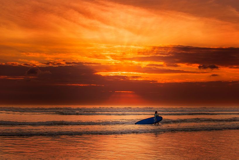 Bali Kuta Surferin im Meer mit Krassen roten himmel von Fotos by Jan Wehnert