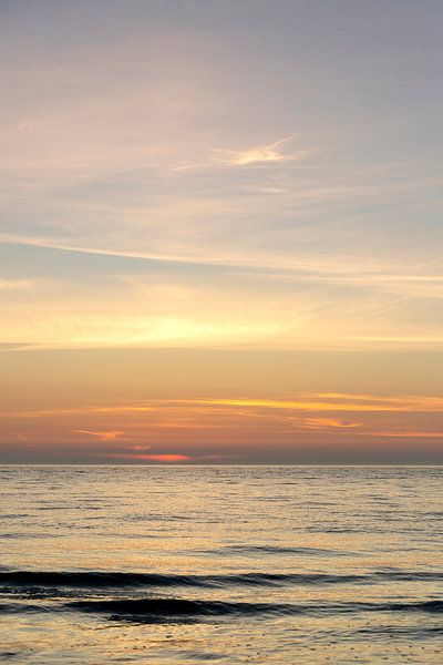Sonnenuntergang oder Sonnenaufgang mit tiefen Pastellfarben am Strand von Karijn | Fine art Natuur en Reis Fotografie