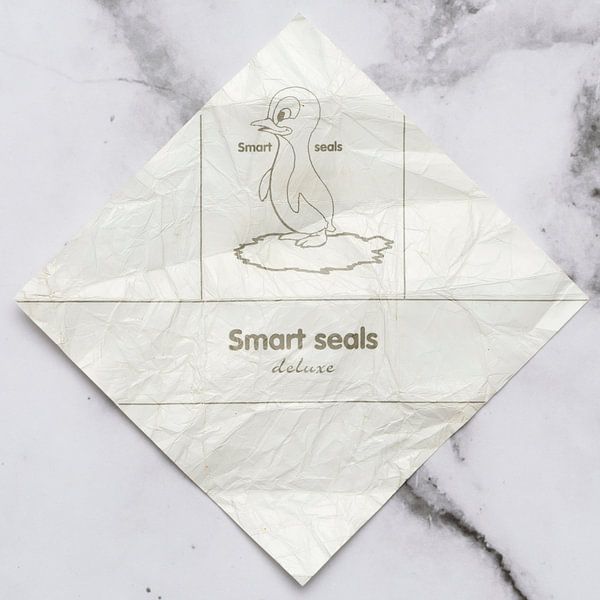 Zwergpfosten smart Seal de luxe 1 auf Marmor von Floris Kok