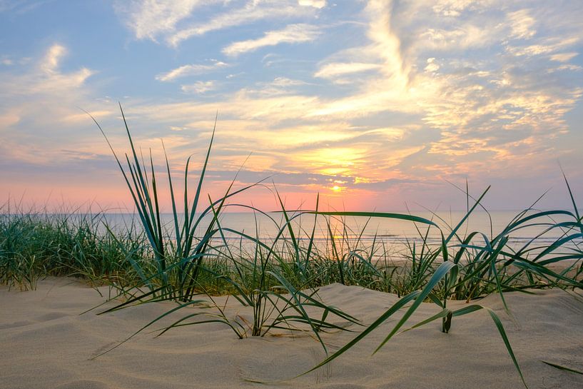 Coucher de soleil d'été dans les dunes de la plage de la mer du Nord par Sjoerd van der Wal Photographie