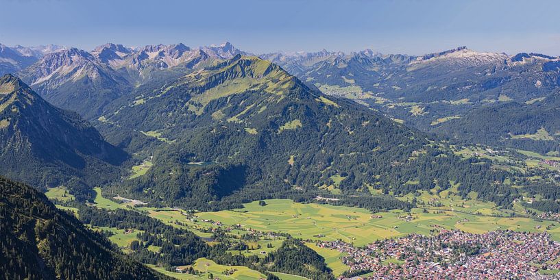 Panorama du Gaisalphorn sur Oberstdorf et les prairies de Lorette, derrière le Fellhorn et le Hoher Ifen par Walter G. Allgöwer