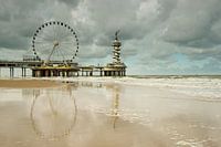 Dreigende wolkenlucht en reuzenrad